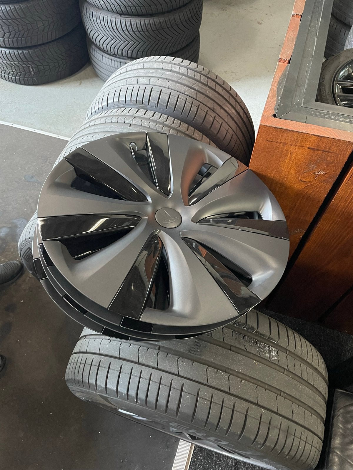 Tesla Model S 19 inch stock velgen met Pirelli zomerbanden, Auto-onderdelen, 19 inch, Gebruikt, 285 mm, Banden en Velgen