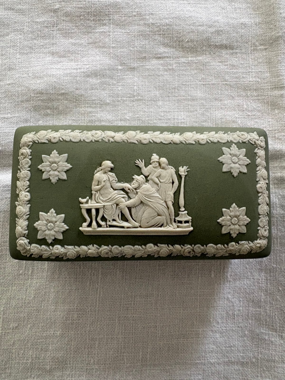 Wedgwood Jasperware sieradendoosje - groen met wit reliëf., Antiek en Kunst, Antiek | Porselein, Verzenden