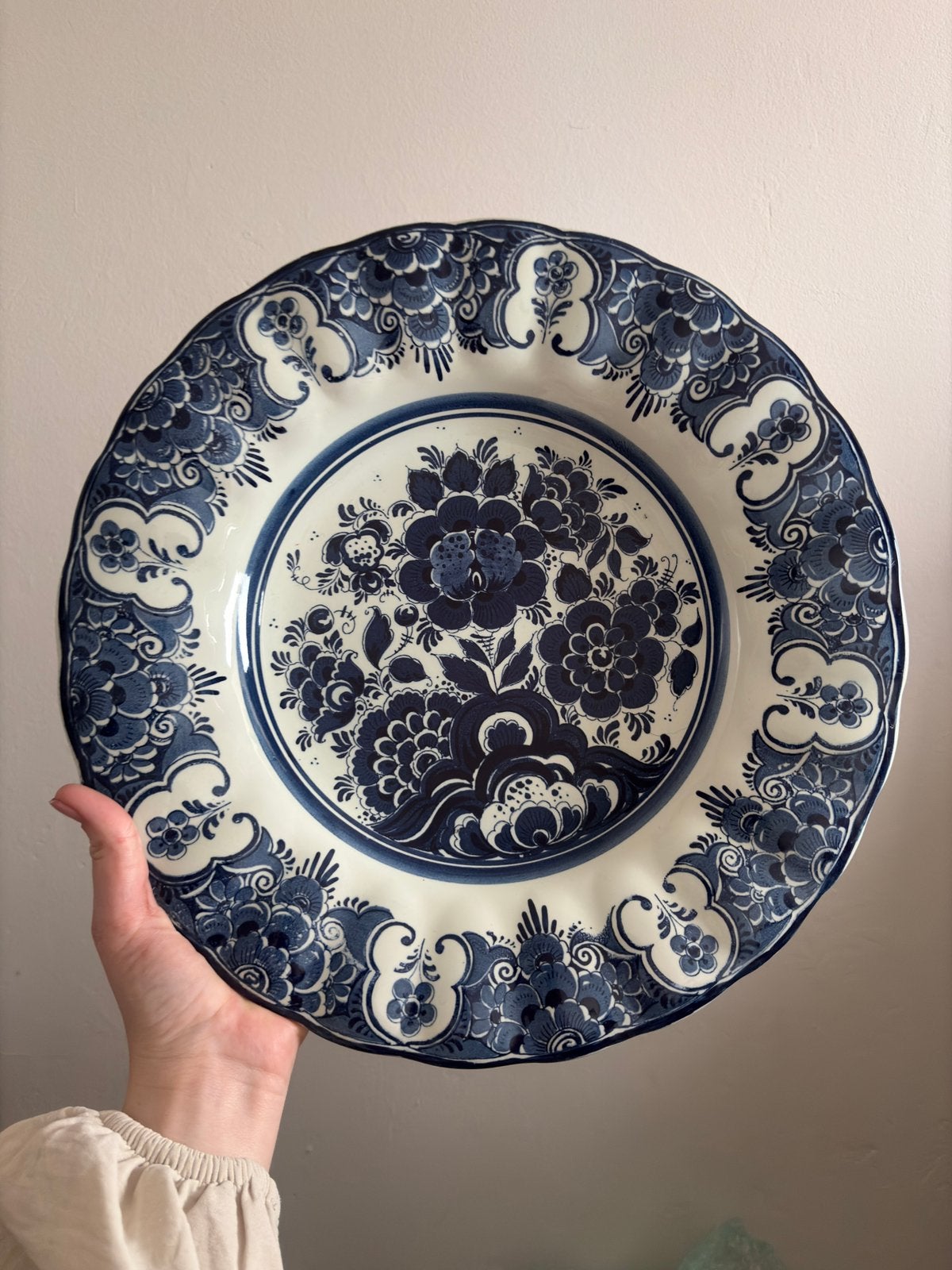 Groot handbeschilderd Delfts blauw wandbord – Distel Holland, Antiek en Kunst, Antiek | Wandborden en Tegels, Ophalen of Verzenden