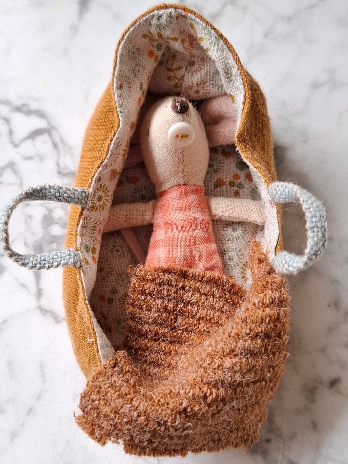 Maileg muis baby in reiswieg carry cot, Verzenden, Zo goed als nieuw, Poppenhuis