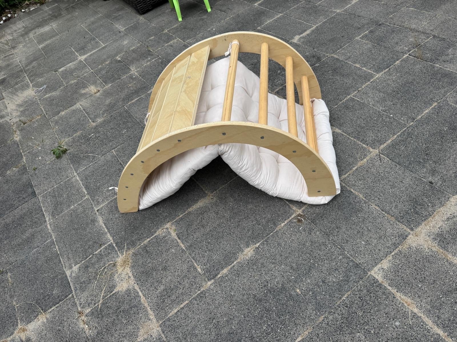 Houten speelboog/schommel met matrasje, Ophalen, Zo goed als nieuw