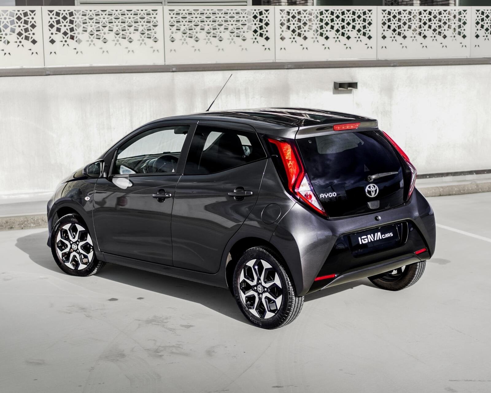 Toyota Aygo 1.0 VVT-i AUT | NAP | 1 EIG | CARPLAY | CAMERA, Parkeersensor, Stof, 4 stoelen, Origineel Nederlands