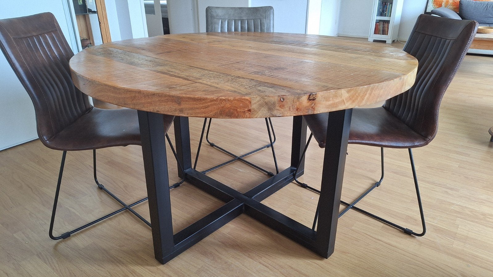 Mangohouten eettafel met 4 stoelen, Huis en Inrichting, Ophalen, Rond, Zo goed als nieuw, Vier personen