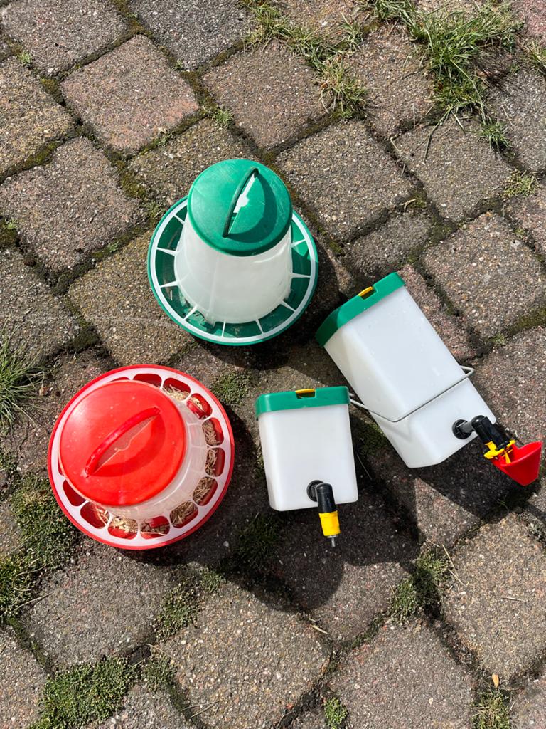 Twee kuiken voersilo’s en twee waterbakken, Dieren en Toebehoren, Pluimvee | Toebehoren, Ophalen of Verzenden, Drinken en Voederen