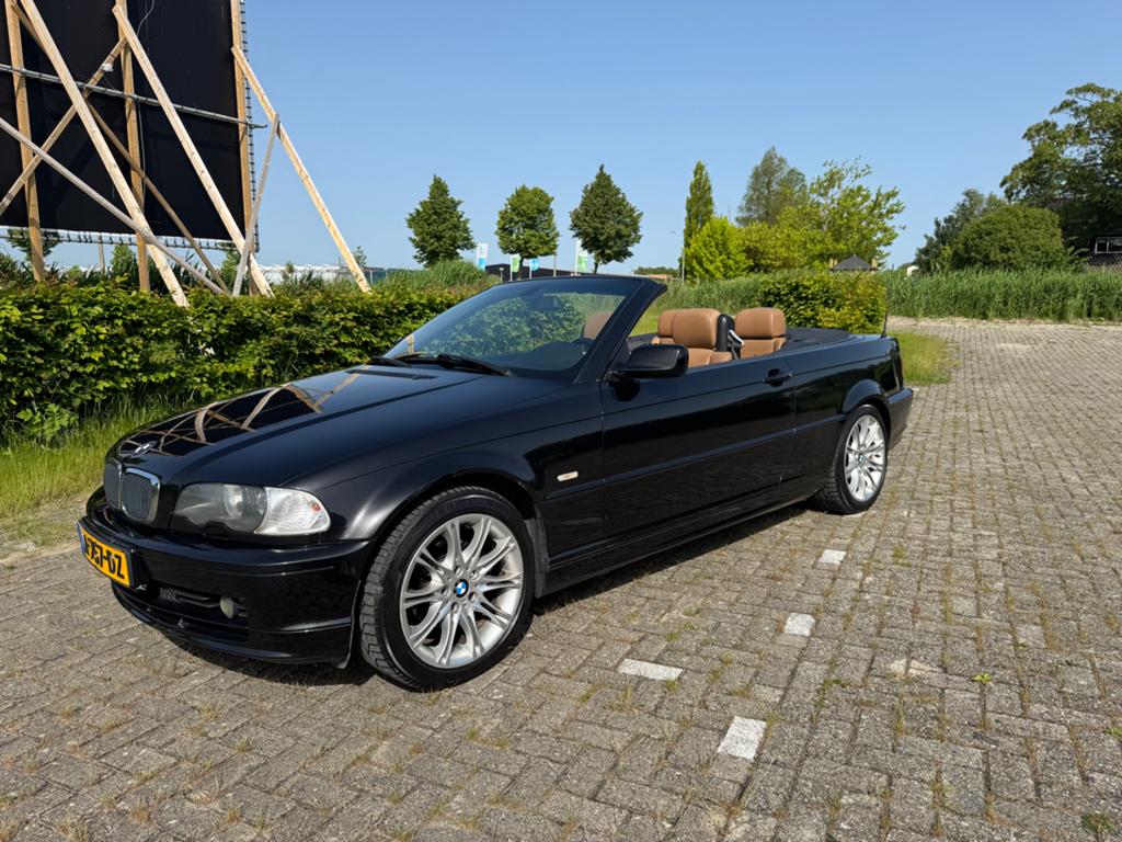 BMW 318i Cabrio Zwart, Auto's, 680 kg, 143 pk, Cabriolet, 4 stoelen
