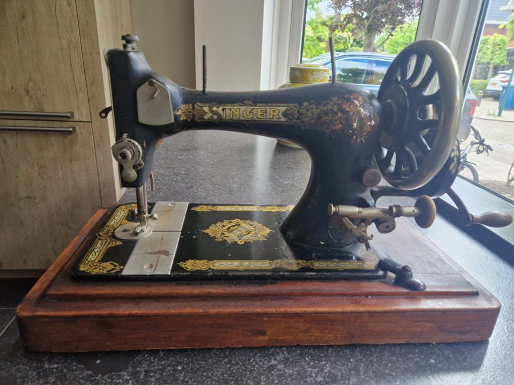 Antieke Singer Naaimachine met Houten Onderstel, Ophalen