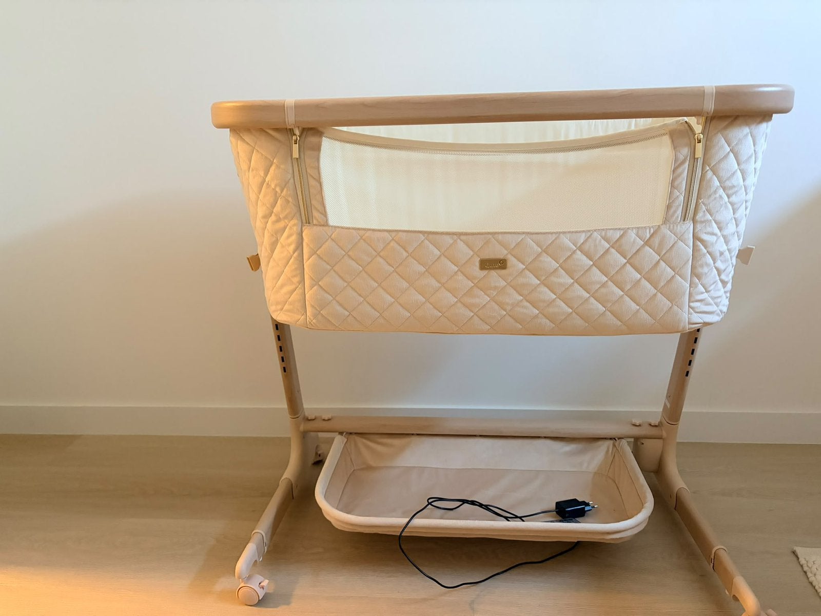 Qute Q-Wiggle electric co- sleeper cream / white wash, Ophalen, Zo goed als nieuw
