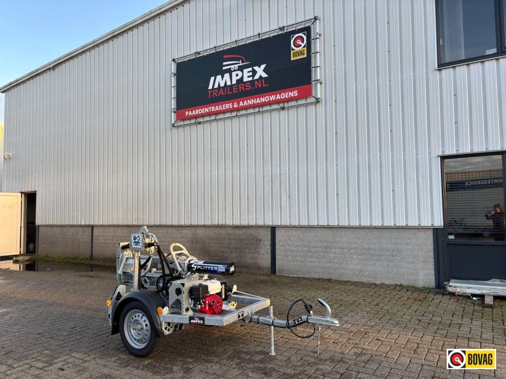 Bij Impex Ifor Williams houtkloof machine met Honda motor nw, Nieuw