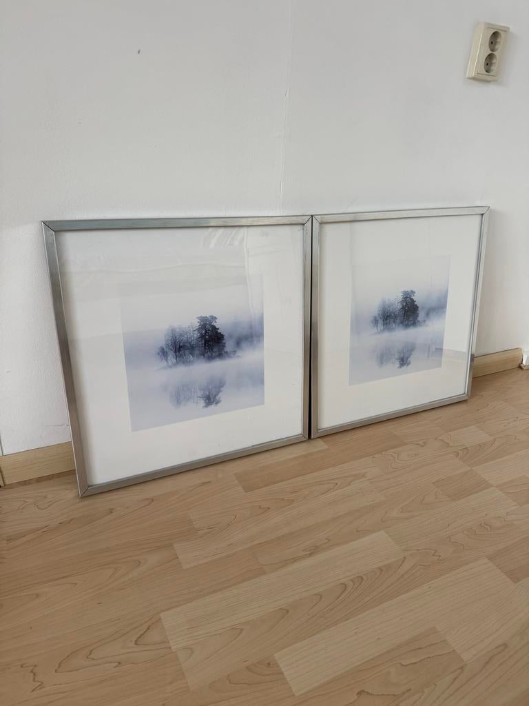 Twee ingelijste foto's met mistig landschap | schilderij, Ophalen, Zo goed als nieuw, Print, 50 tot 75 cm