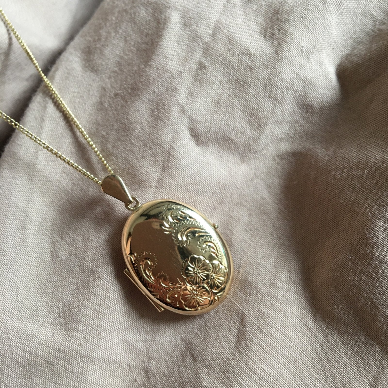 Vintage medaillon versierd met bloemen goud, Verzenden, Zo goed als nieuw, Goud