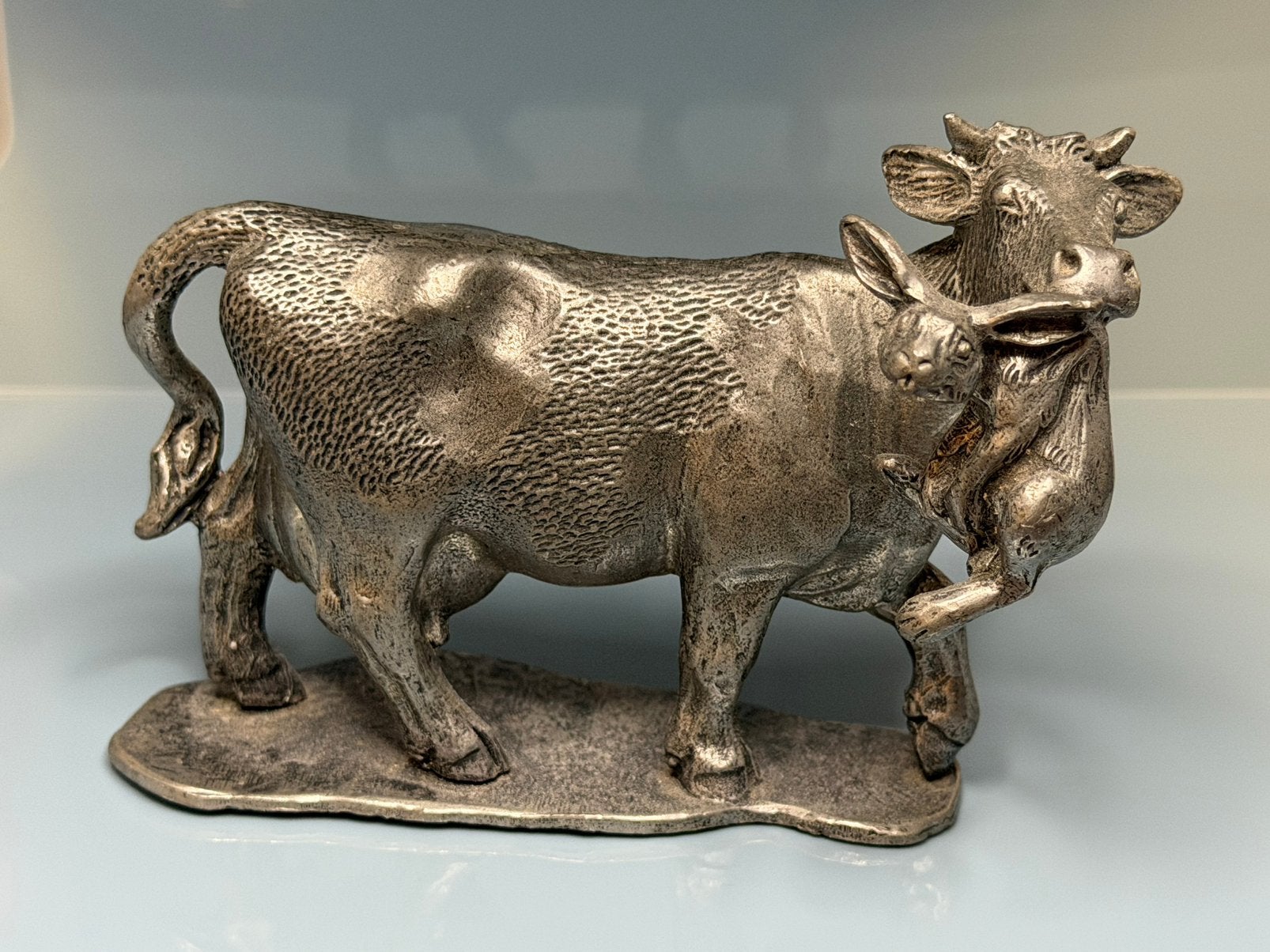 Een vrolijk tinnen figuurtje van een koe en een haas 10*8 cm, Antiek en Kunst, Antiek | Tin, Ophalen of Verzenden