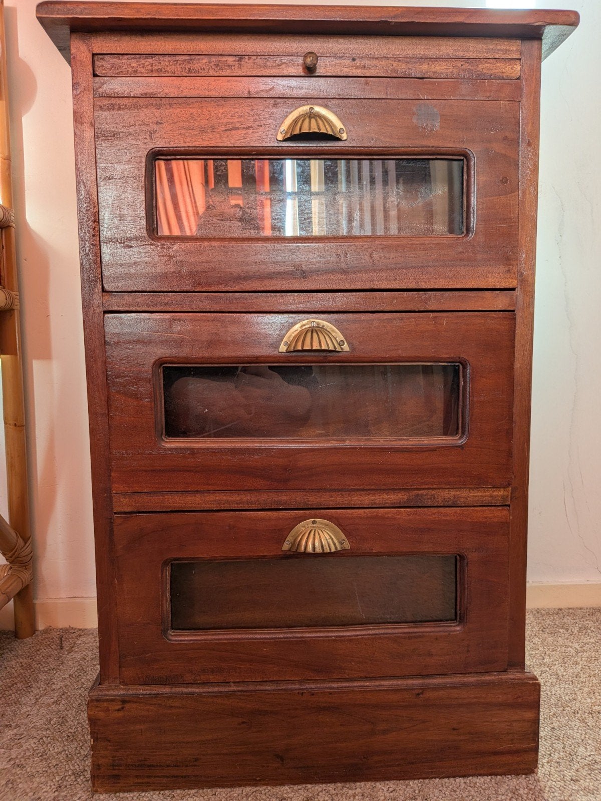 Vintage houten ladekastje met glazen fronten, Antiek en Kunst, Ophalen
