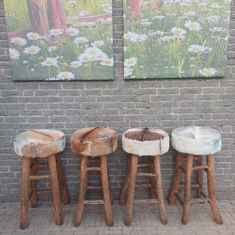 4 ronde houten barkrukken met koeienhuid, Huis en Inrichting, Ophalen, Met voetsteun, 60 tot 90 cm, Hout