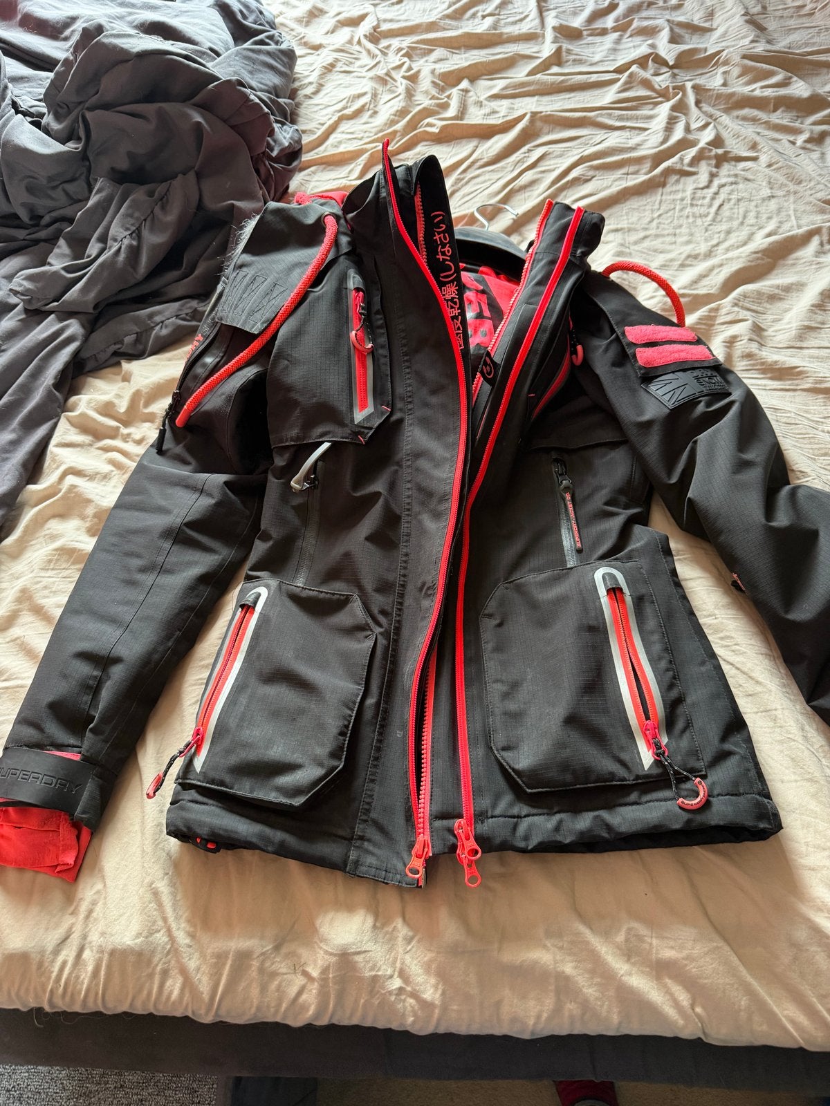 Superdry Snow Edition Ski-jas Zwart/Neonrood Maat 36 (S), Verzenden, Gedragen, Maat 36 (S), Jack