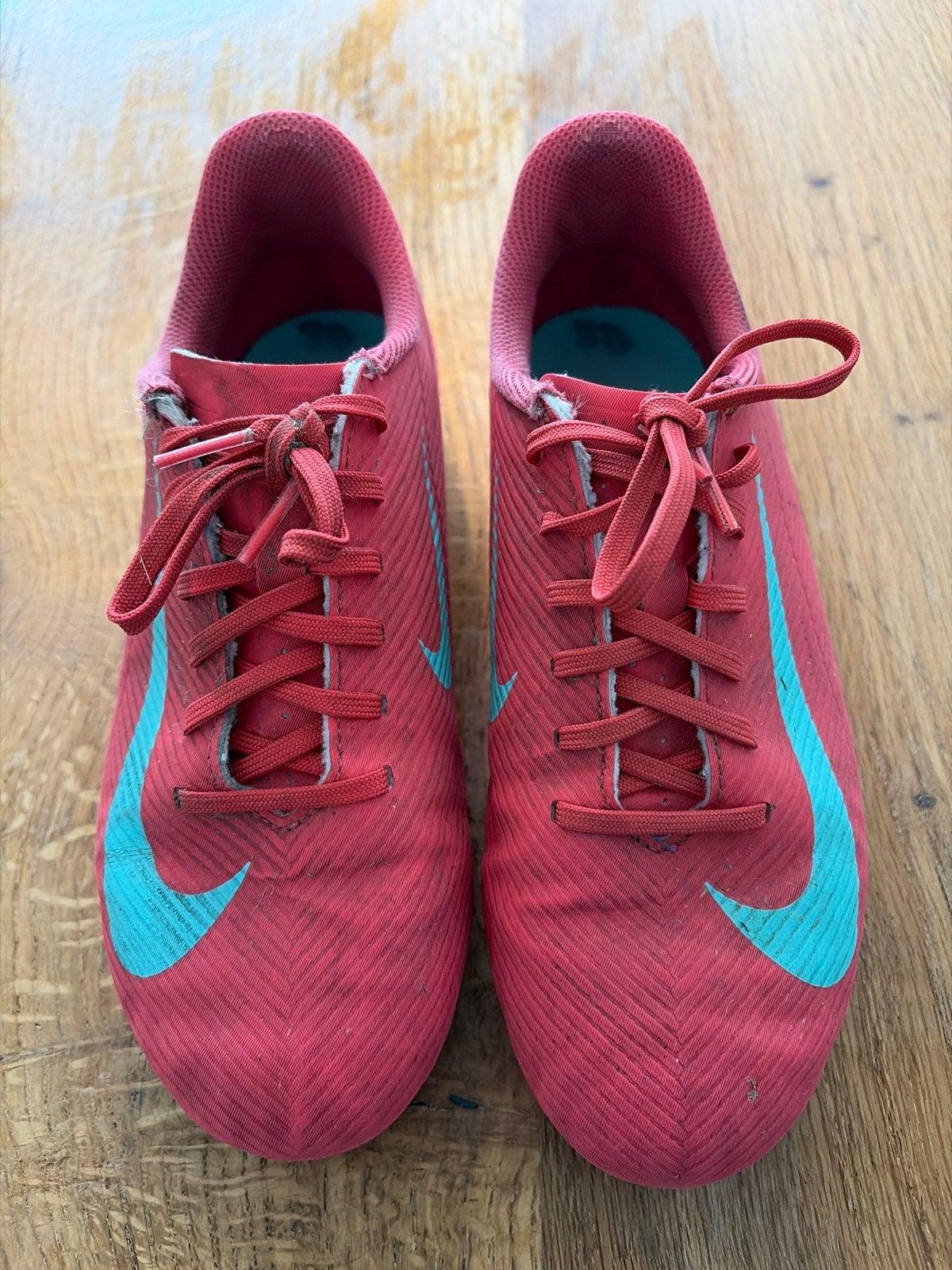 Nike voetbalschoenen rood/blauw - maat 37.5, Ophalen of Verzenden, Gebruikt, Schoenen