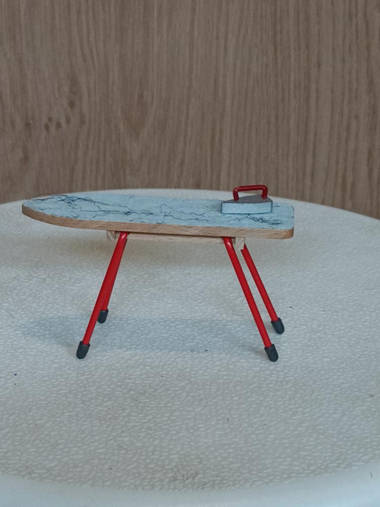 Bodo Hennig strijkplank met strijkijzer poppenhuis, Ophalen of Verzenden, Gebruikt, Poppenhuis