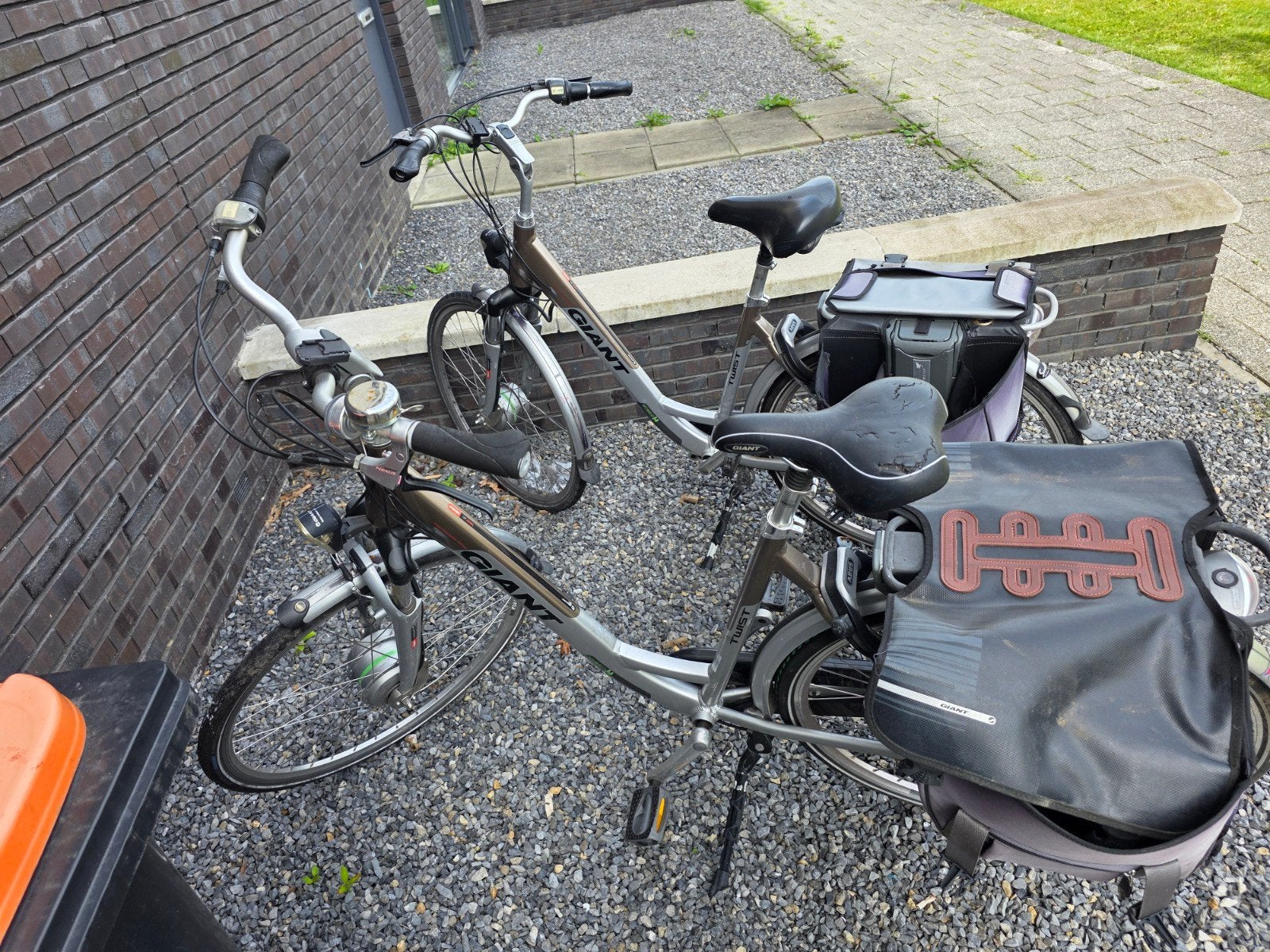 Giant Damesfietsen (2 stuks) met fietstassen, Ophalen, Velgrem, Versnellingen, Giant