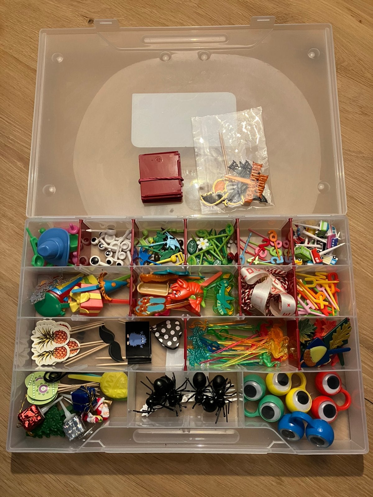 Bento prikkers in Curver box, Ophalen of Verzenden, Zo goed als nieuw