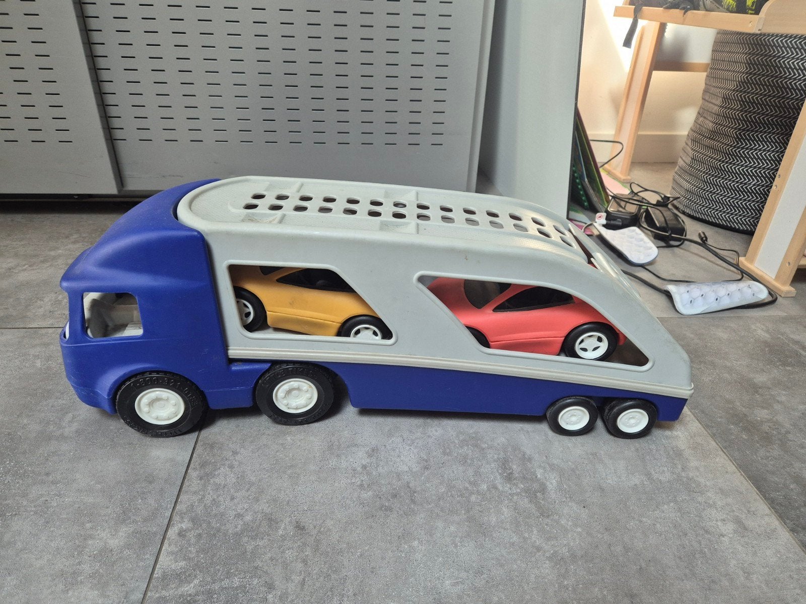 Gratis ophalen - Little Tikes autovrachtwagen met 2 auto's, Kinderen en Baby's, Speelgoed | Speelgoedvoertuigen, Ophalen, Gebruikt