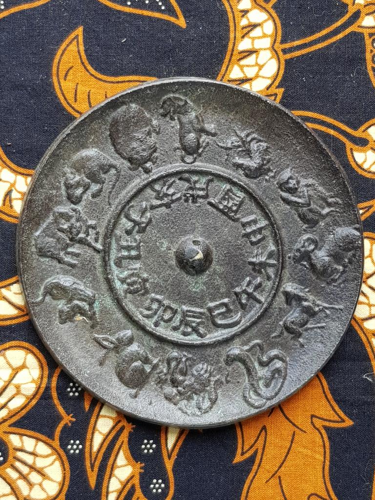 Antieke Oosterse bronzen sjamaanspiegel met de dierenriem.
