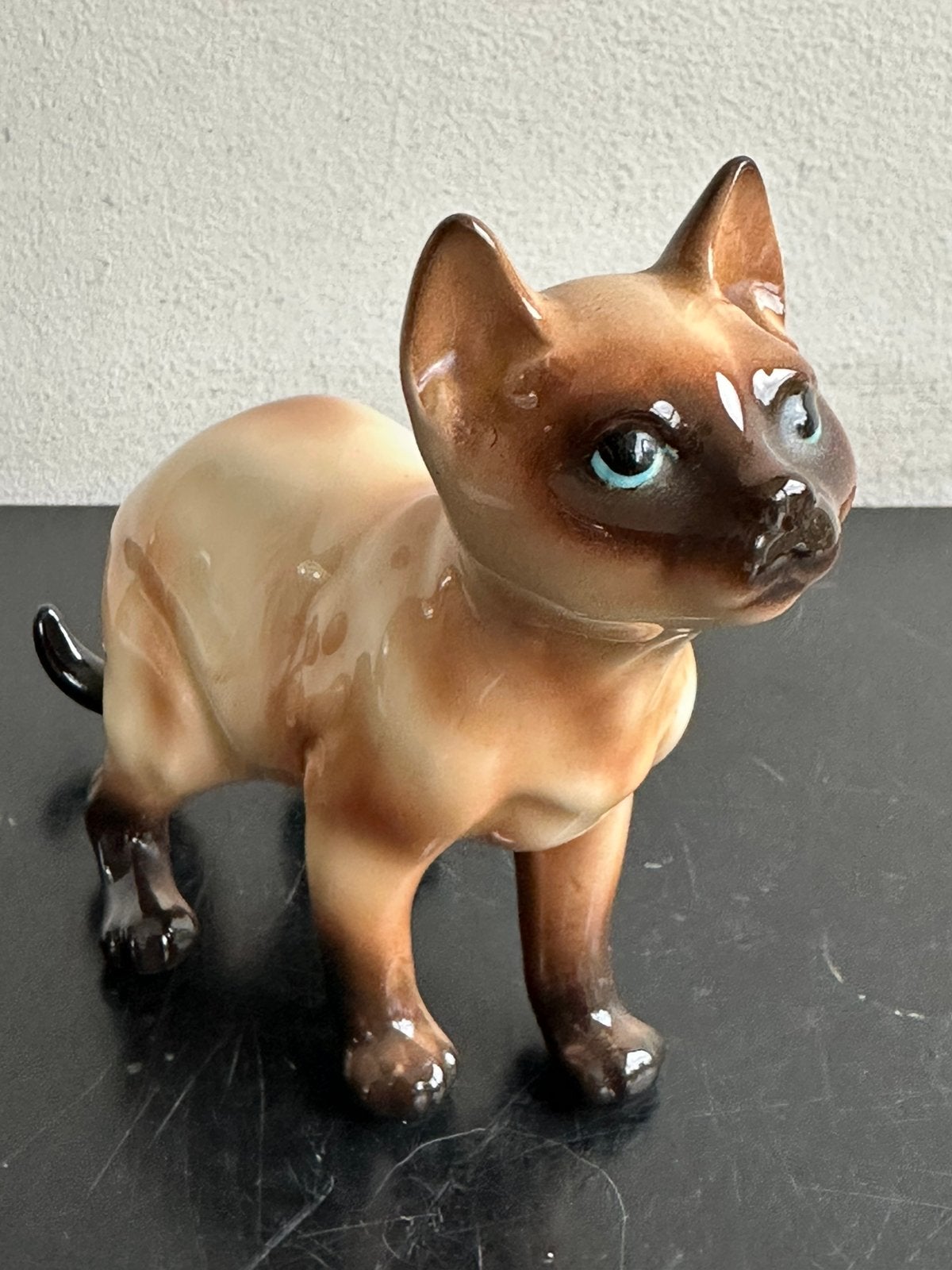 Oud porselein Poes / Kat beeldje Siamees, Verzamelen, Dierenverzamelingen, Ophalen of Verzenden, Zo goed als nieuw, Hond of Kat