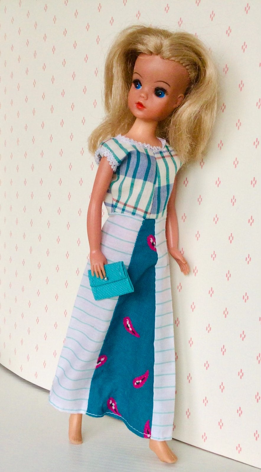 Zomerse lange jurk + tasje voor Barbie Sindy Fleur excl. pop, Ophalen of Verzenden, Zo goed als nieuw, Kleertjes