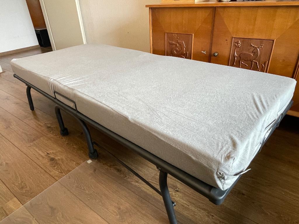 Zeer goed en praktisch logeerbed, Ophalen, 90 cm, Eenpersoons, Bruin