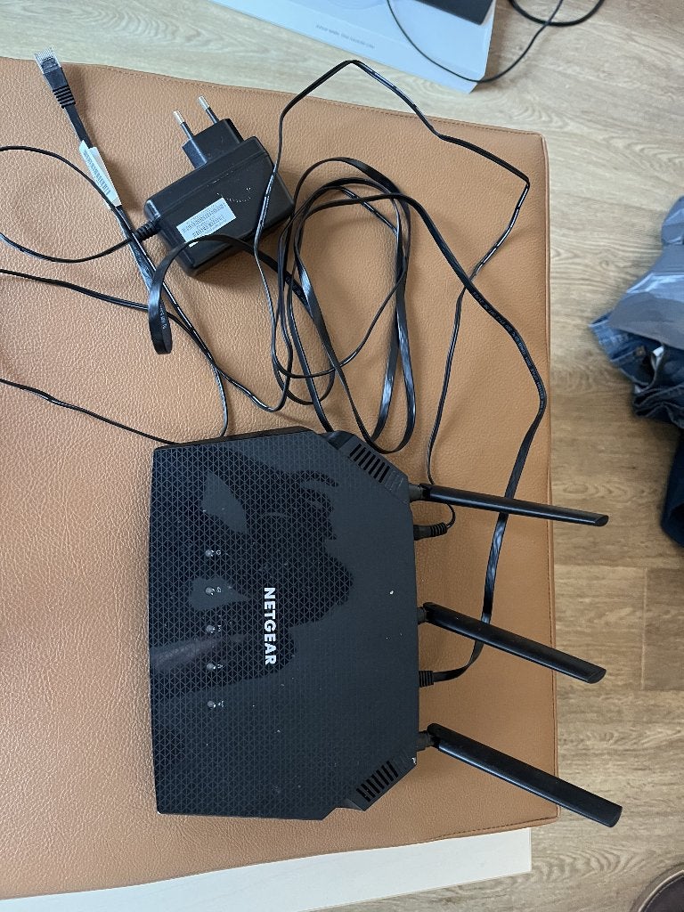 Netgear wifi router ethernet cable, Computers en Software, Routers en Modems, Ophalen of Verzenden, Zo goed als nieuw, Router met modem