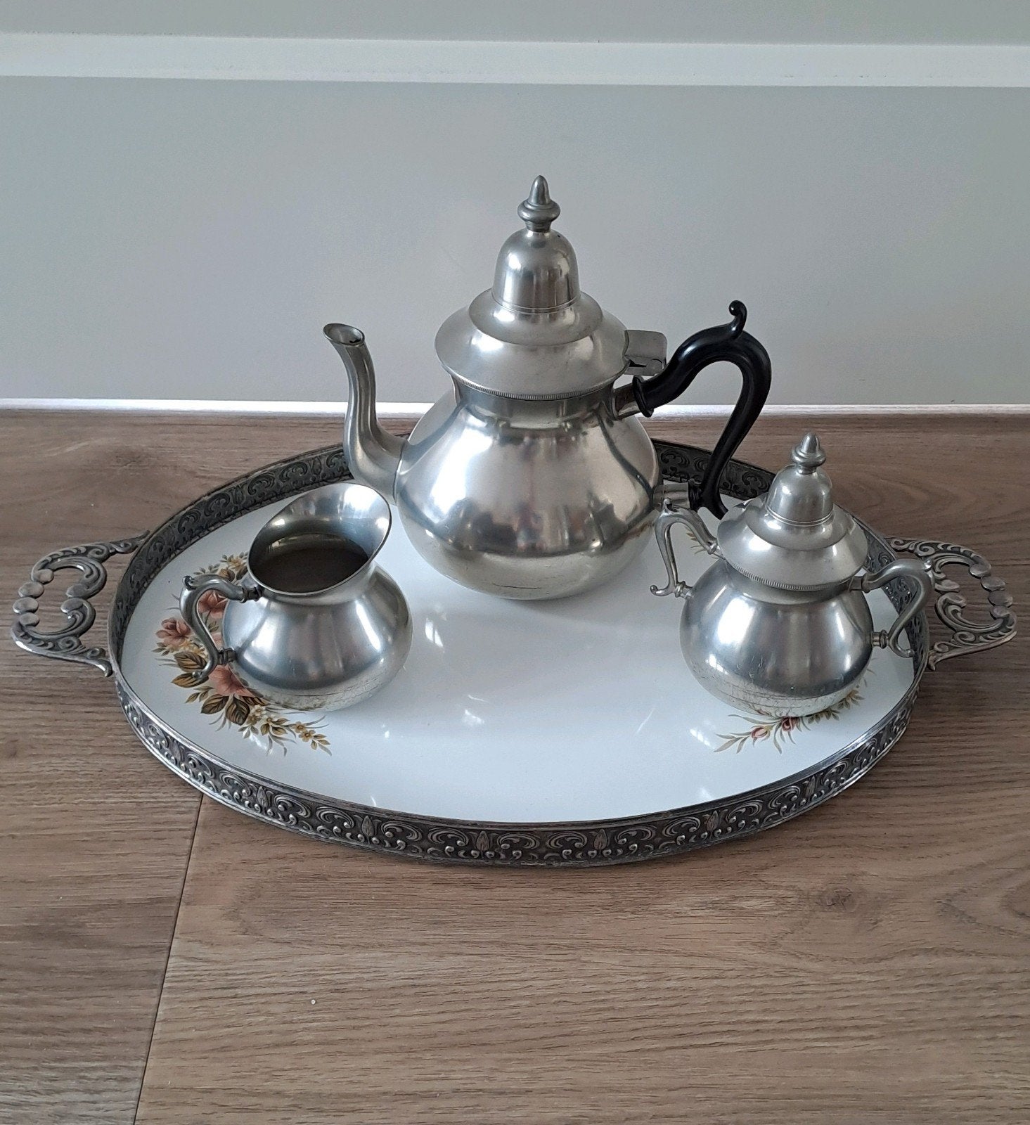 Tinnen  theeservies met silver dienblad en bloemmotief, Ophalen of Verzenden