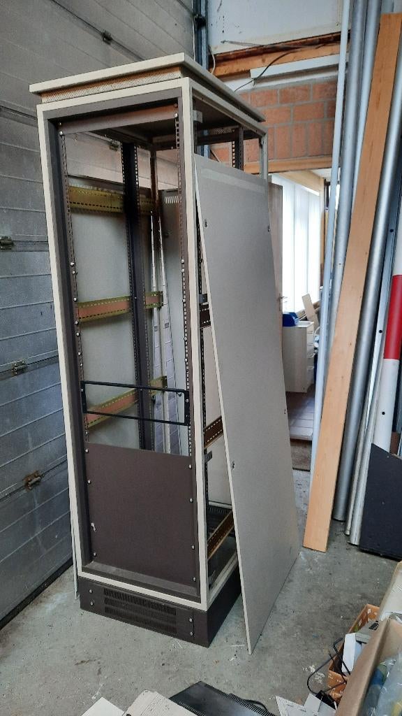 19 inch kast, Computers en Software, Serverkasten, Ophalen, Zo goed als nieuw, Plaatstaal