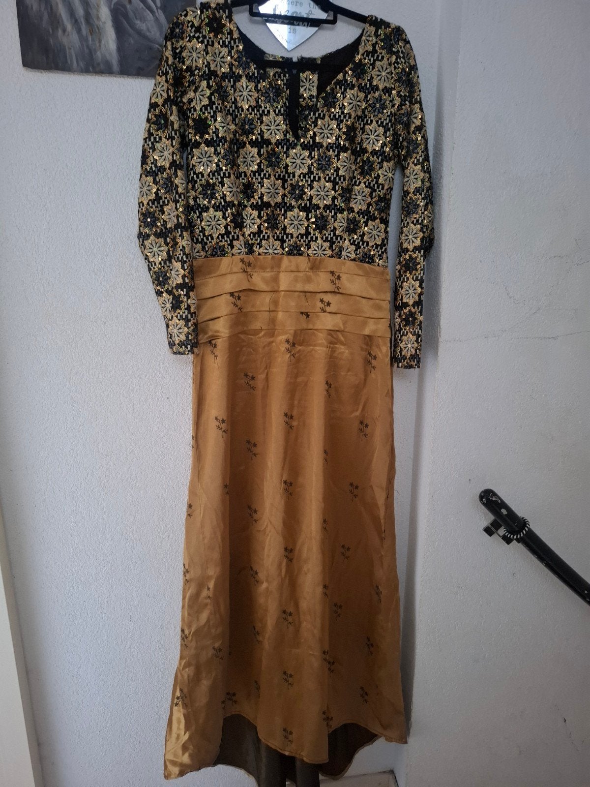 Elegante avondjurk met gouden details, Kleding | Dames, Ophalen, Maat 42/44 (L), Onbekend, Gedragen