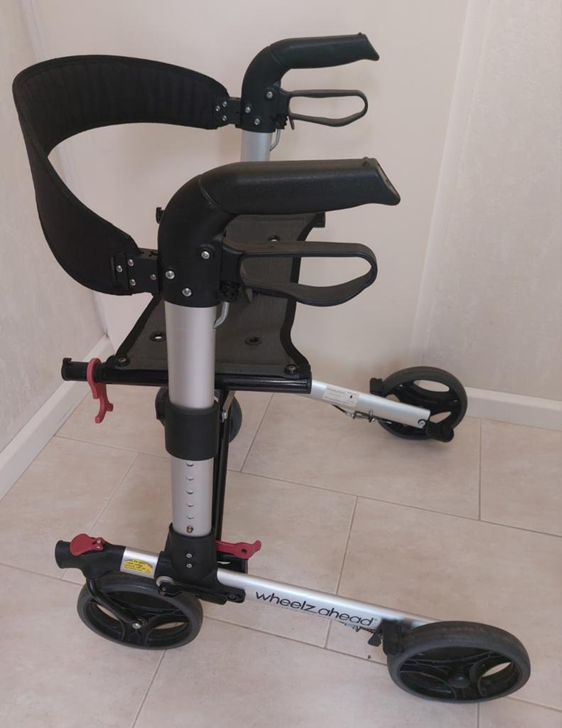 Rollator wheelzahead track dubbel opvouwbaar, Ophalen, Opvouwbaar, Zo goed als nieuw