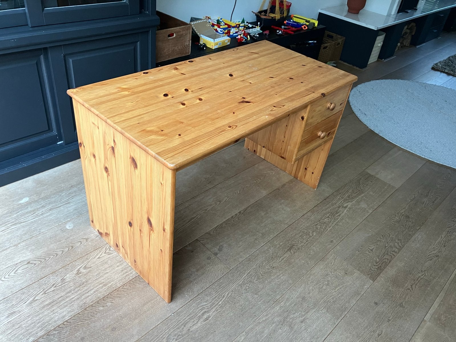 Foto 2 van Grenen houten bureau met lades