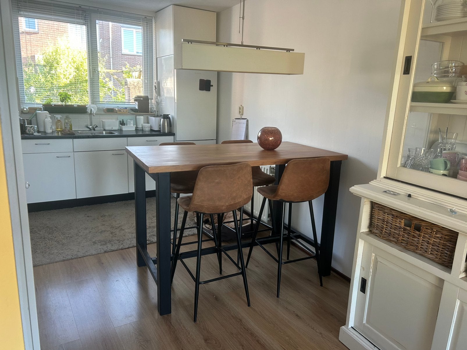 Teakhouten bartafel met 4 barstoelen cognac, Huis en Inrichting, Ophalen, Zo goed als nieuw