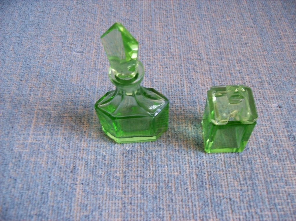URANIUM GLAS  PARFUMFLACON EN POTJE MET DEKSELTJE, Ophalen of Verzenden
