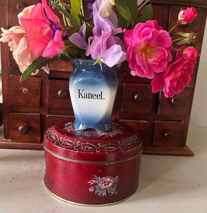 Schattig rood roze vintage blikje met bloemen, Ophalen of Verzenden, Gebruikt, Koek(jes), Overige merken
