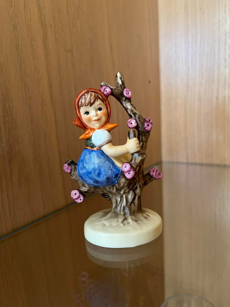 Hummel beeldje 141 3/0 Apple tree girl, Ophalen of Verzenden, Zo goed als nieuw, Hummel