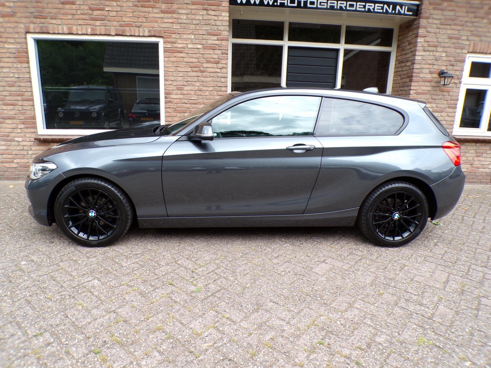 BMW 1-serie 118i Centennial High Executive Automaat / leder, Auto's, Dealer onderhouden, Gebruikt, 1290 kg, 4 stoelen