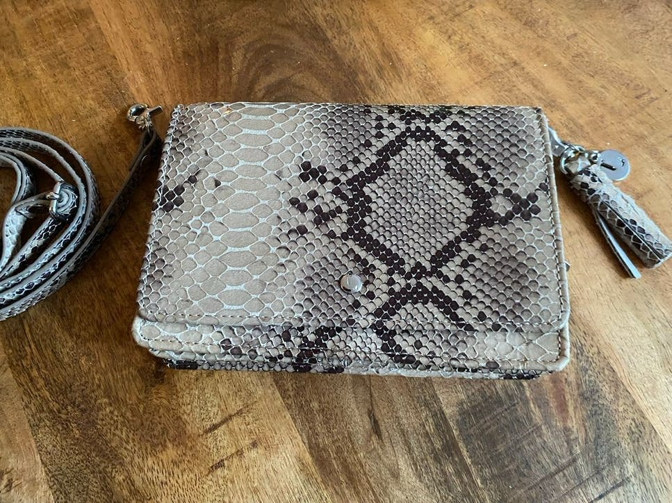 Loulou Essentiels tasje Slangenprint zo goed als nieuw, Ophalen of Verzenden, Zo goed als nieuw, Beige, Schoudertasje