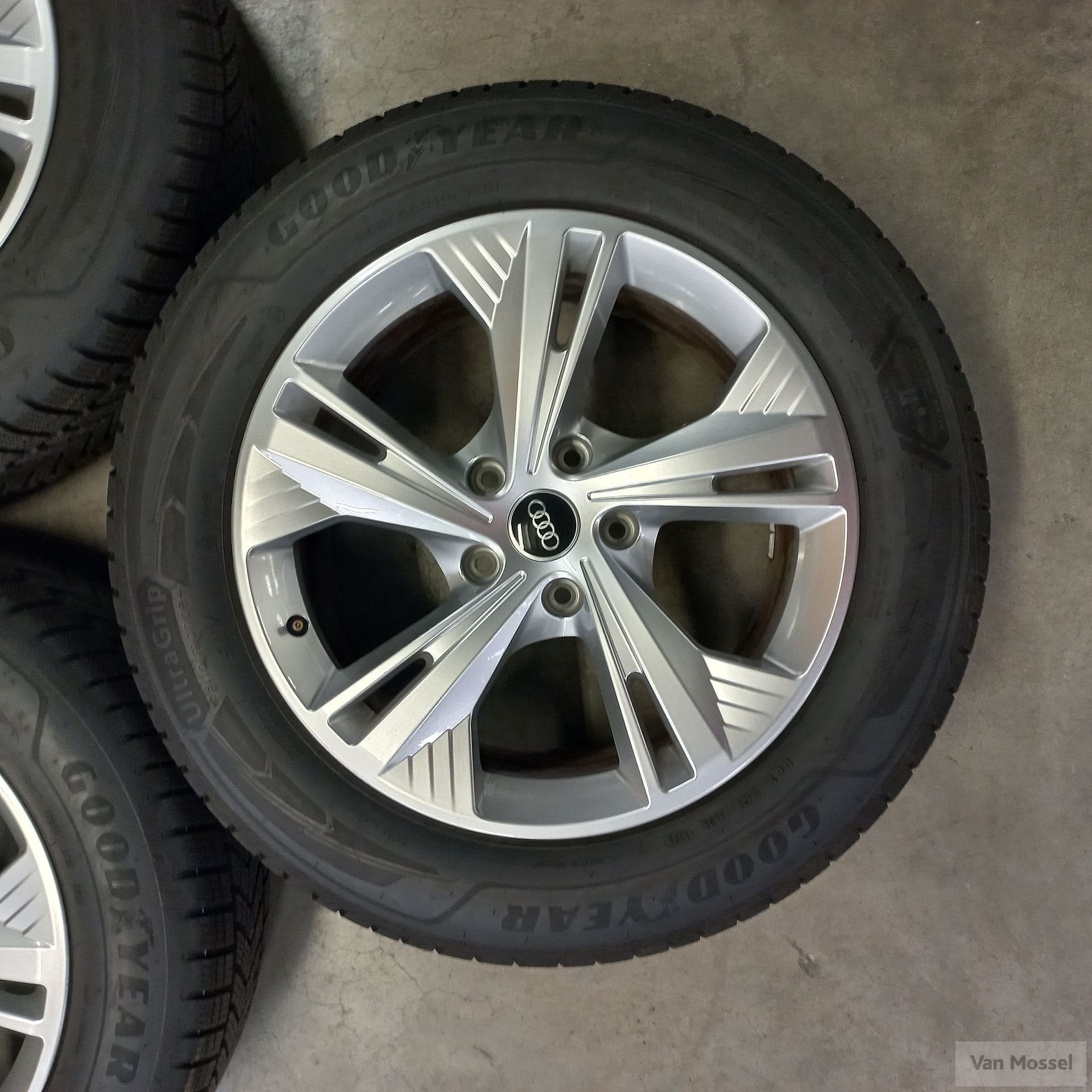 Audi Q4 Goodyear Ultragrip Performance+ SUV 235/60/R19 107H, 19 inch, Gebruikt, -, -