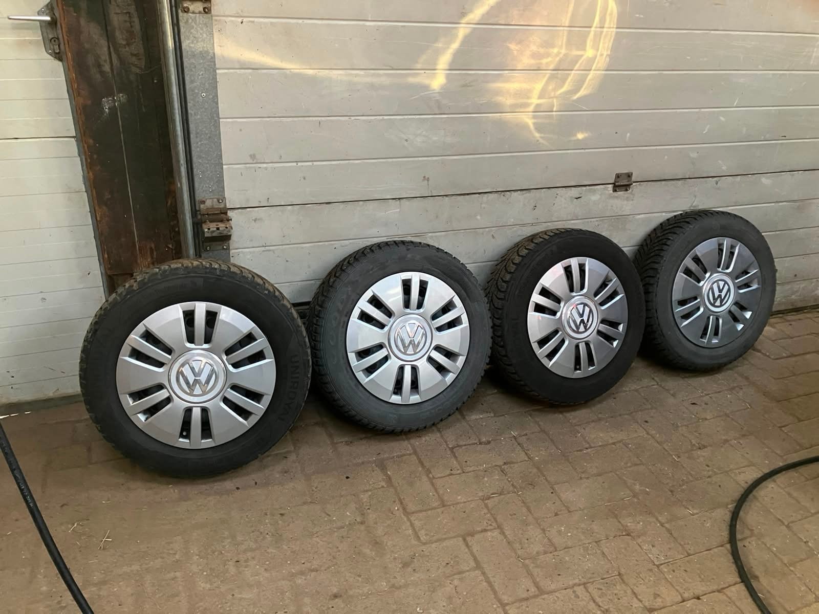 All season banden met wieldoppen volkswagen up, Auto diversen, Wieldoppen, Ophalen of Verzenden, Gebruikt