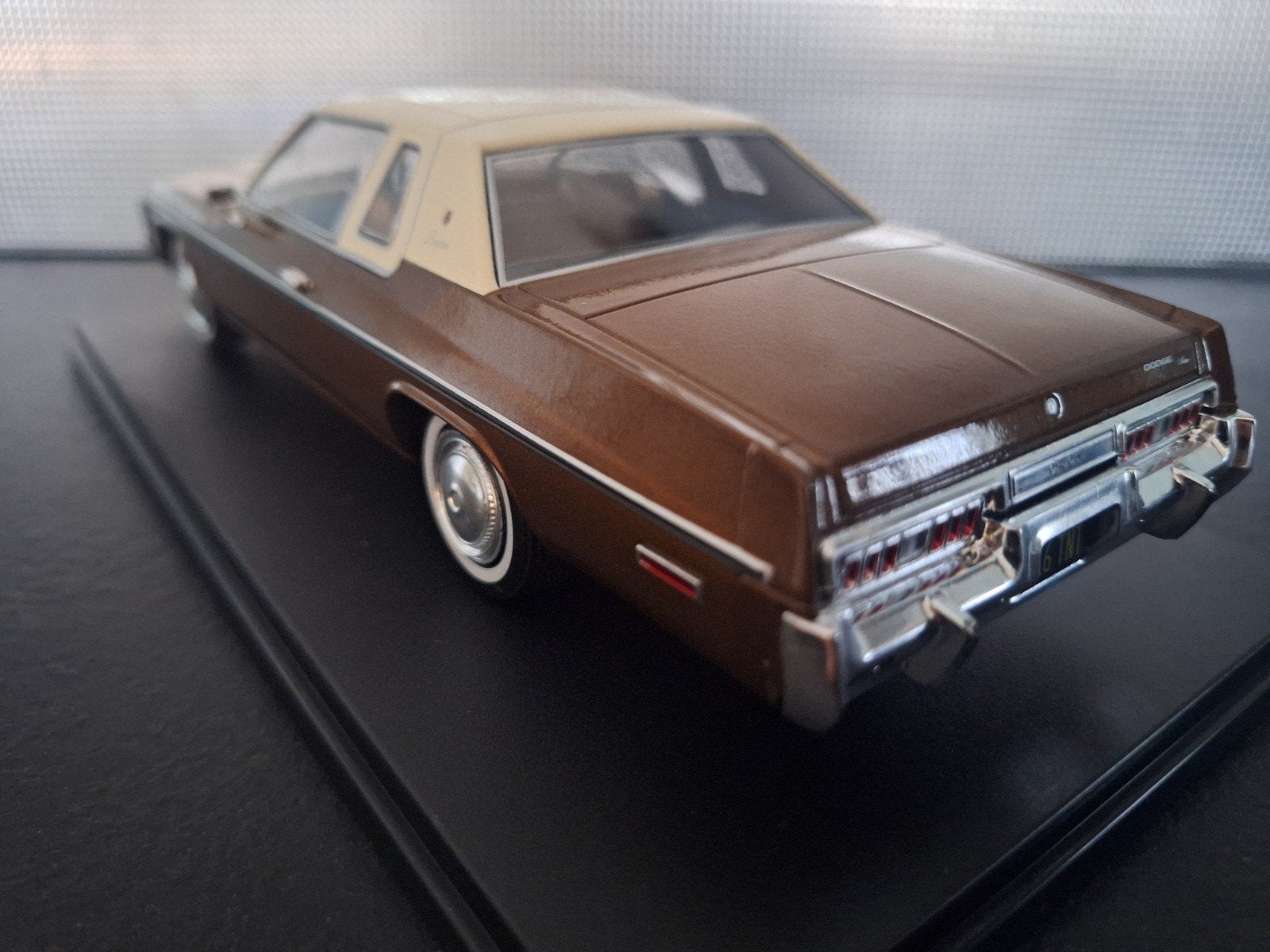 Dodge Royal Monaco Coupe 1977  Schaal 1:24, Overige merken, WhiteBox, Auto, Nieuw
