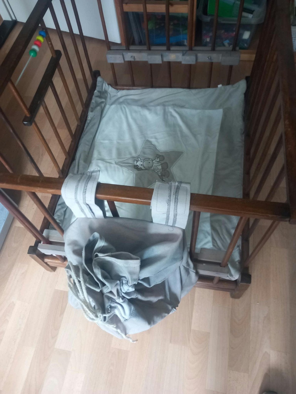 Houten babybedje met verstelbare bodem, Ophalen, Bruin, 190 cm of minder, Hout