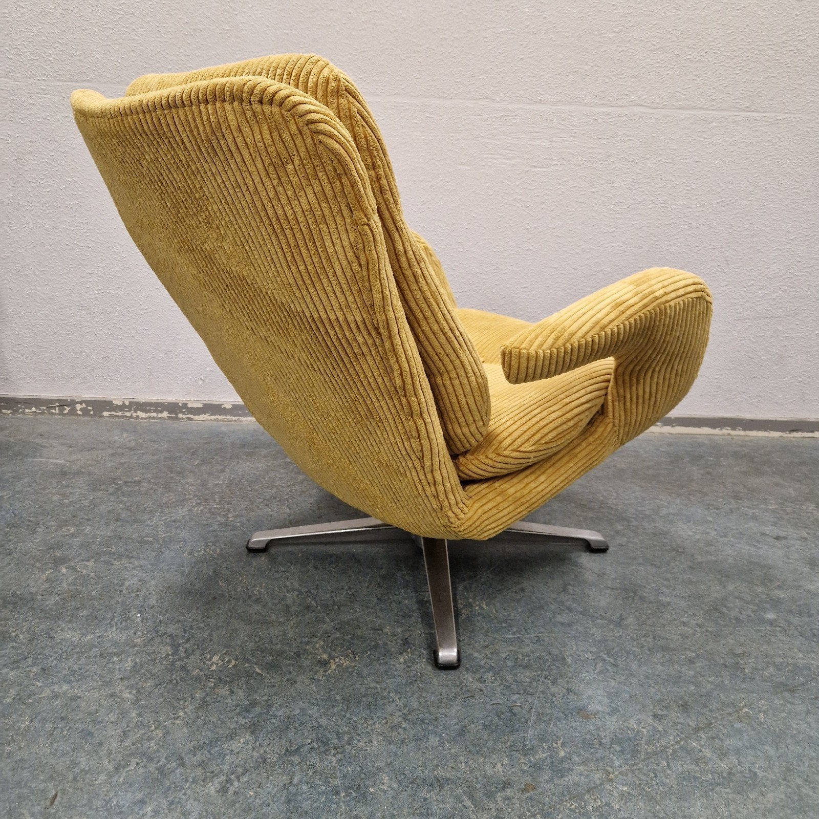 Foto 6 van vintage draaifauteuil Romefa nieuw bekleed jaren 60 ribstof