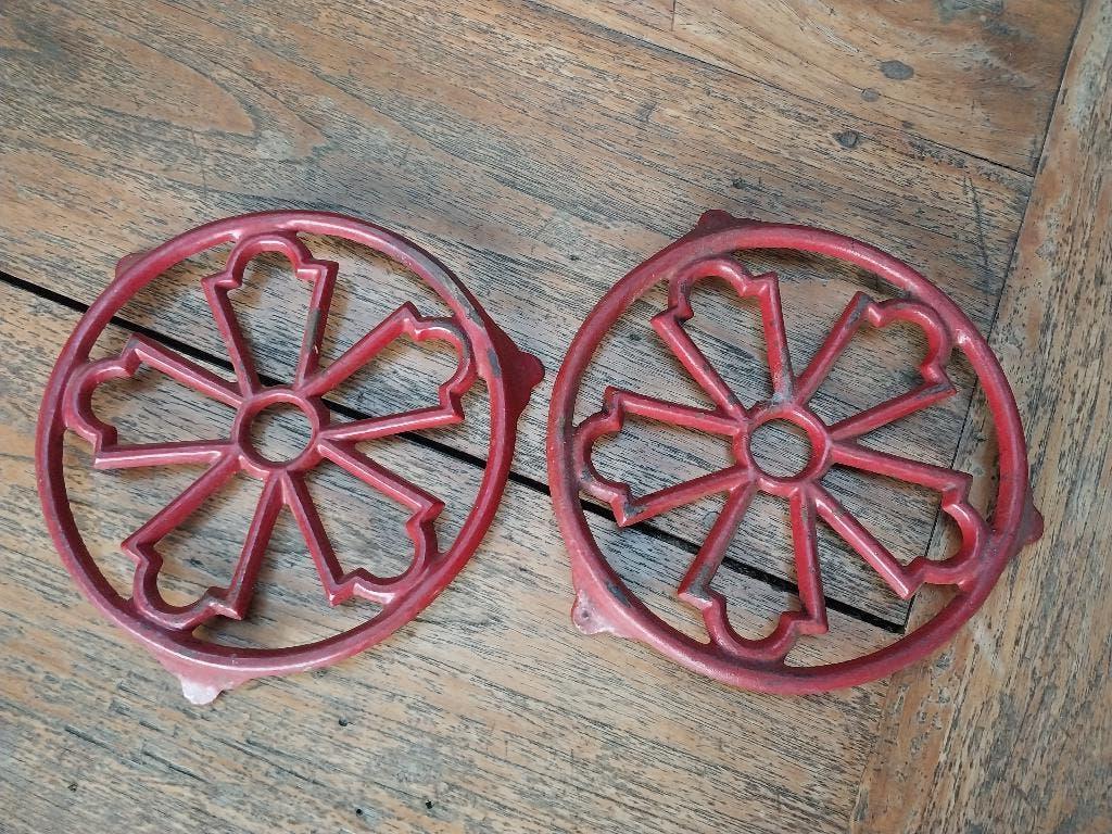 oma's nostalgische rode gietijzeren onderzetters decotec, Ophalen