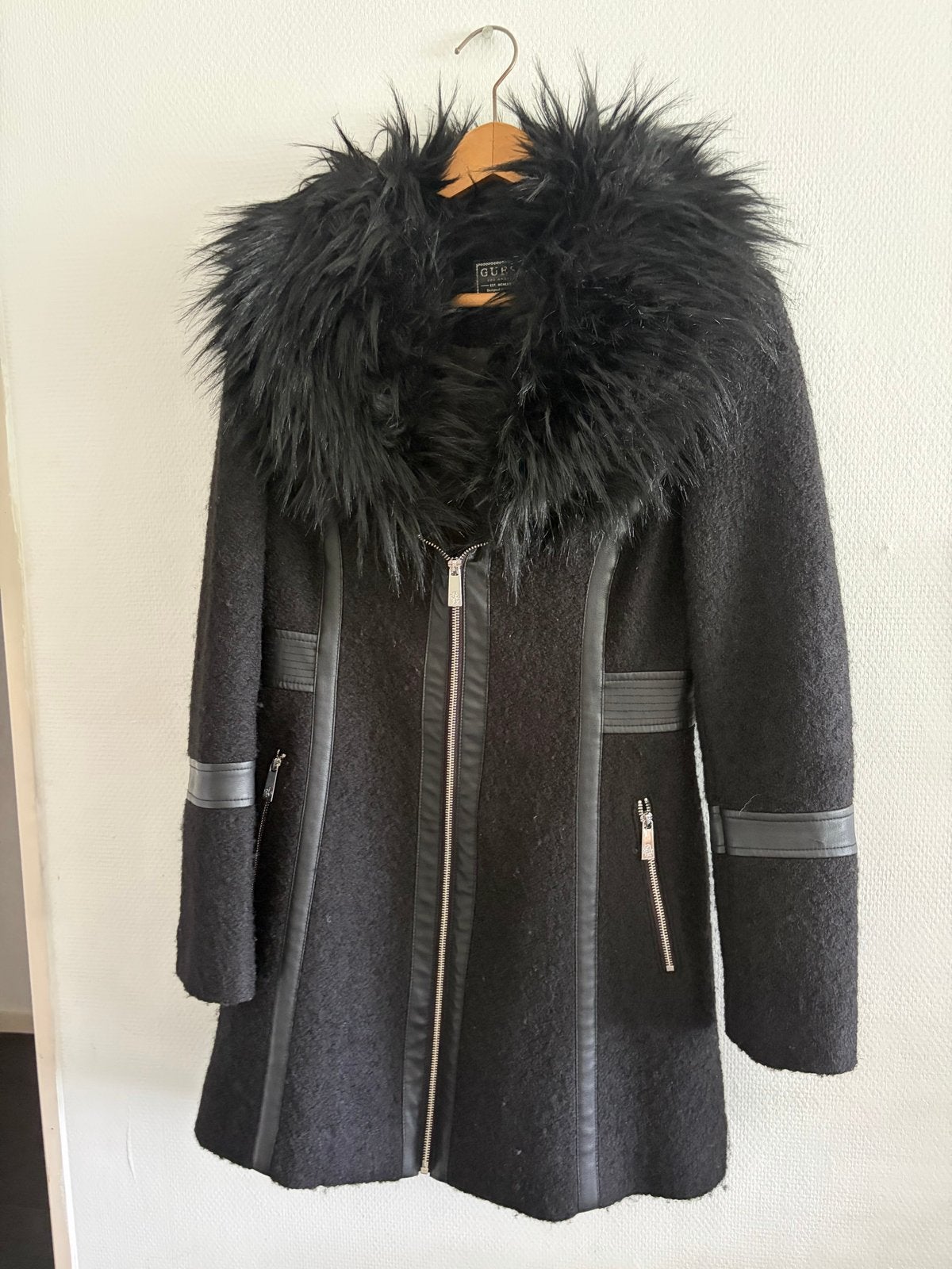 Guess winterjas met imitatiebont kraag maat s, Ophalen of Verzenden, Zo goed als nieuw, Maat 38/40 (M), Zwart