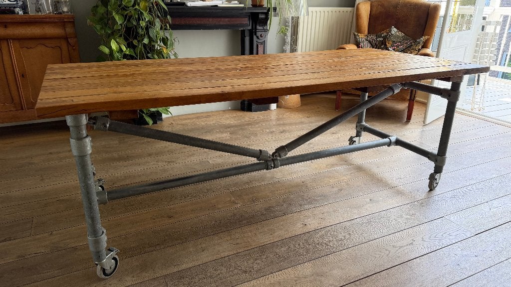 Eettafel(s) van eikenhout en steigenbuizen