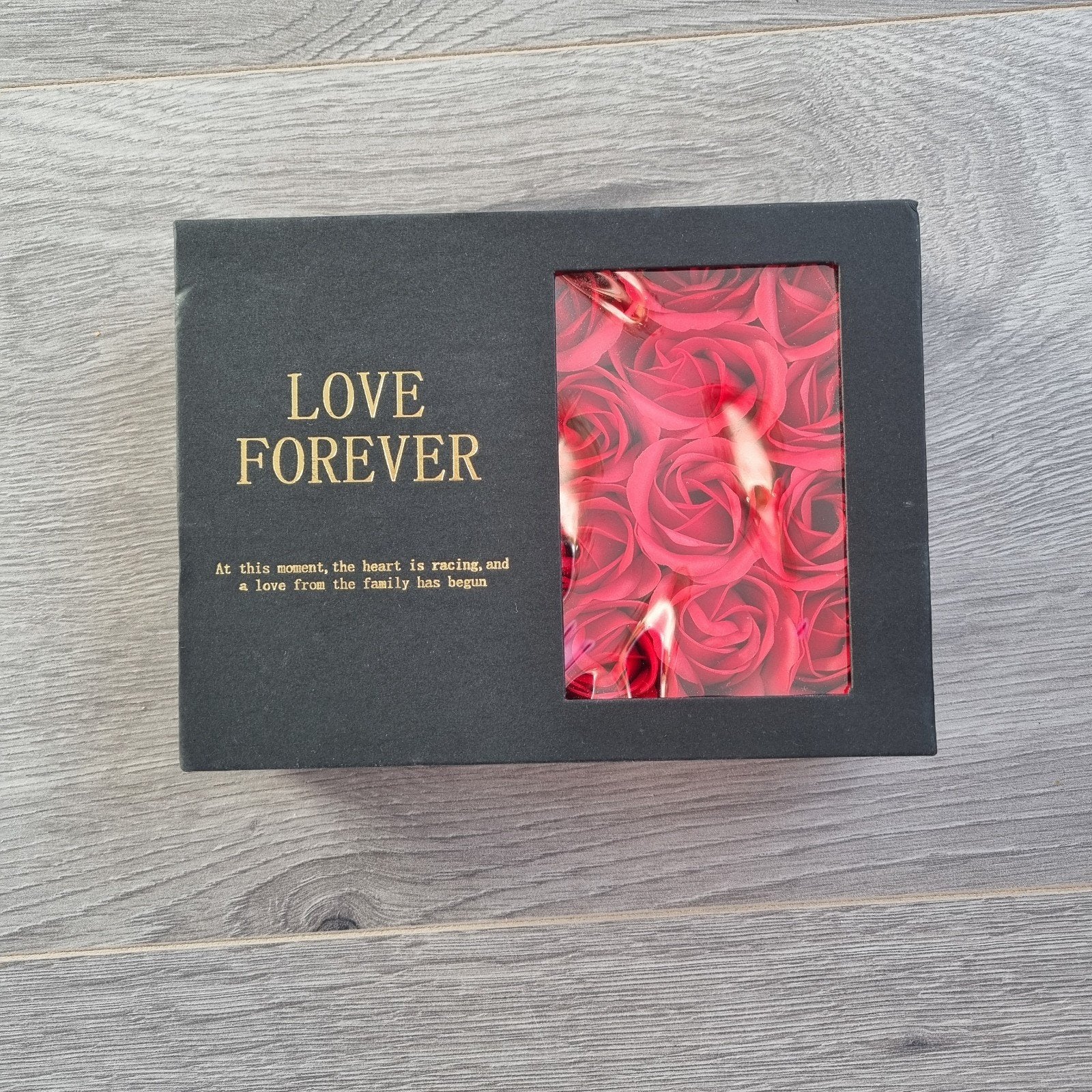 Cadeaudoos met rode rozen – Love Forever, Ophalen of Verzenden, Nieuw, Overige kleuren, Overige materialen