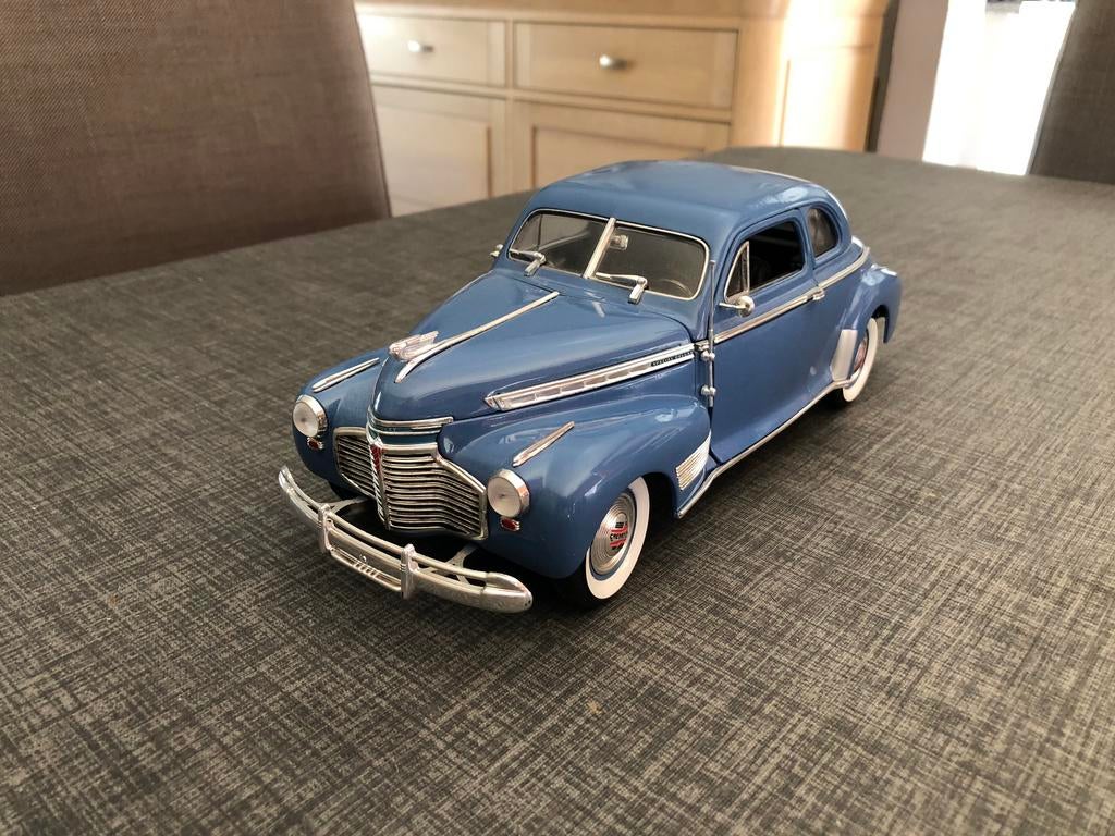 Universal hobbies 1/18 Chevrolet de luxe uit 1941 lees tekst, Ophalen, Zo goed als nieuw, Auto, Overige merken
