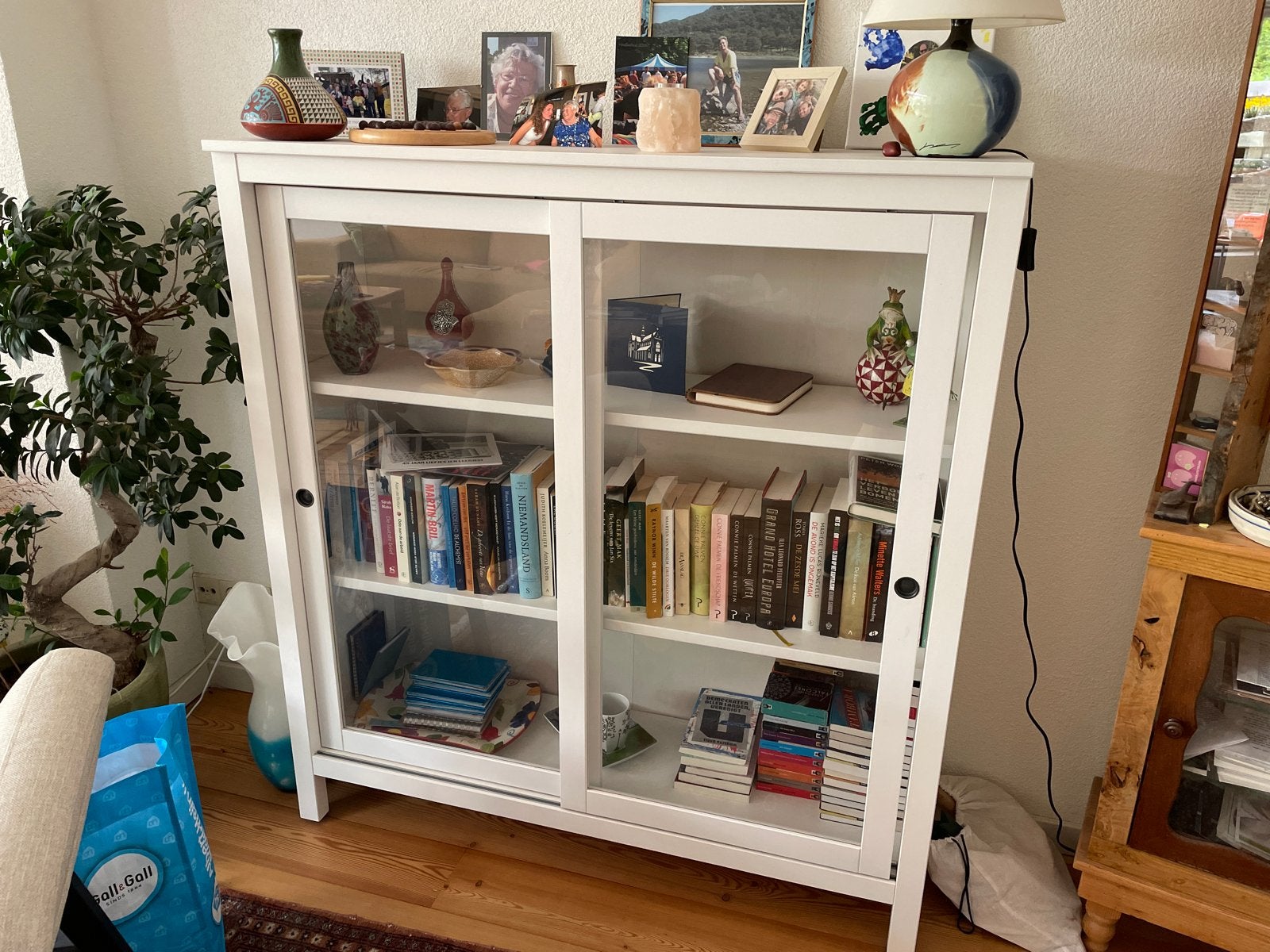 2x IKEA Vitrinekast met glazen schuifdeuren, Ophalen, 100 tot 150 cm, 100 tot 150 cm, 25 tot 50 cm